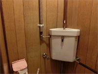 トイレの洗浄水は雨水を利用。上水道は漏水を機に外したまま