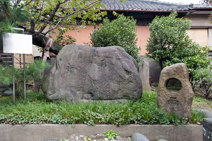 三囲神社境内にある「ゆふたちや」の句碑。其角は芭蕉門下第一の高弟として知られる