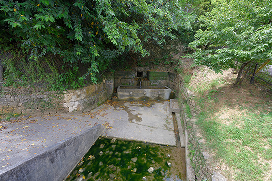 浦添市仲間にある「仲間樋川（ナカマヒージャー）」。洞穴からの湧き水を「マーイサー」と呼ばれる石灰岩の樋で導く。