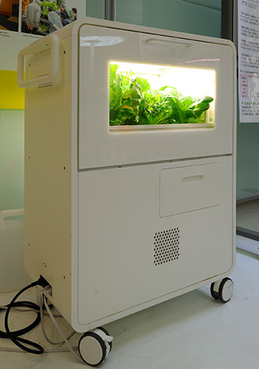 家庭用小型冷蔵庫ほどの大きさの小型植物工場装置。