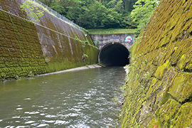 1976年（昭和51）の水害を機に、地下にトンネルを掘って設けられた鹿屋分水路