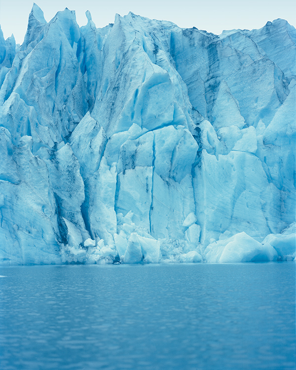 降り積もった雪が自らの重みで氷となり、じりじりと動きつづける氷河。融ければ水として流れ、海に落ちれば氷山として漂う　撮影：石塚元太良