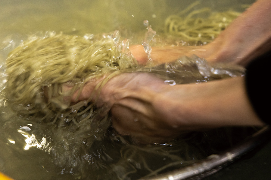 ゆでたあとに冷たい水で締める「へぎそば」。つなぎには海藻が使われる 
撮影協力：小嶋屋総本店
