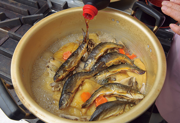 ［４］串魚も鍋の中に投入したら、酢、みりん、薄口しょうゆで味を調え、具材が柔らかくなるまで煮込む。一晩置くことでより味が染み込む。