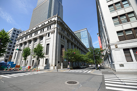日本銀行と貨幣博物館に挟まれている駿河町