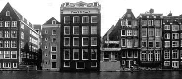 アムステルダム。ヴェネツィアのカナルグランデと同 じように河岸までファサードを迫り出したスタイ ル。建物上部には荷上げ用ブームを格納する小さ なドアが見える。右から ３ 番目の建物の２ 階の掃 き出し開口は、荷を収納するためのものであったと思われる。