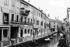 ヴェネツィア、カナルグランデ沿いにあるグッゲンハイム・コレクションの裏手。一歩奥にはいると、庶民の「水の文化」としての空間が残っている。