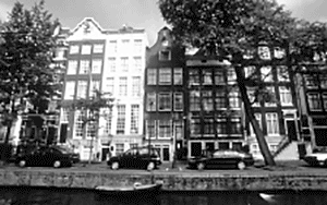 アムステルダム市の建築物の建て替え規制により、8棟の建物を縦横に繋げて使っているアンバサーデホテル。ヘーレン運河に面してファサードを持つこれらの建物は舟運時代を彷彿させる形状を残している。