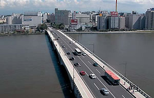 万代橋上空から見た、新潟市中心部を流れる信濃川