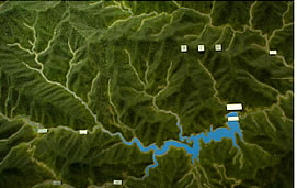 左：小河内ダムの横にある「奥多摩水と緑のふれあい館」には写真の立体模型をはじめ、周辺の郷土芸能まで紹介されている。