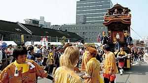 愛知県知多半島にある、半田の祭り風景。