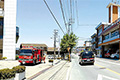 道路の左が消防本部、消防団本部。右が南消防署。