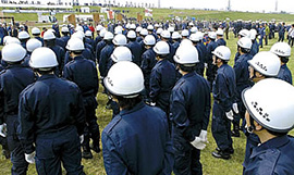 白いヘルメットに紺の制服姿が、役所の防災課職員。