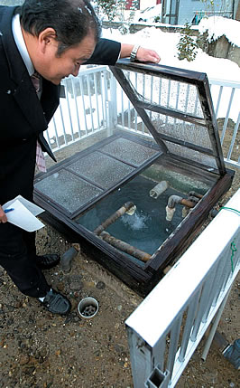 農民の家総務課長の斉藤誓司さんが敷地内にある源泉を案内してくださった。