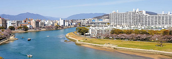 干満により表情が変わる広島の川を、雁木タクシーなど舟が行き交う。