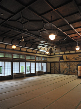 箱根山中で発見された神代杉、折り上げ格天井（おりあげごうてんじょう）という格式の高い様式の天井に仕上げている。