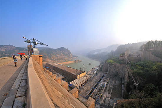 三門峡ダムは、1960年（昭和35）西安の下流につくられた。