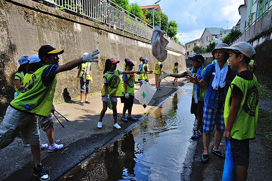 杉並区立井荻小学校による善福寺川の清掃活動