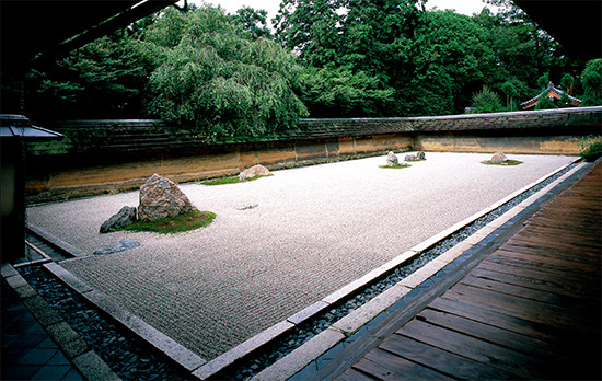 龍安寺の庭園。敷き詰めた白砂は大海で、点在する石は海に浮かぶ島のように見える。石の大きさと配置の妙で、奥行きのある美しい空間となっている　写真提供：龍安寺