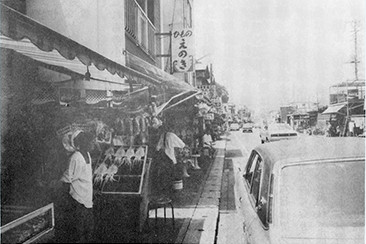 1974年（昭和49）の「ひもの銀座」。東京方面に戻る際、店舗が進行方向左側になるので車が停めやすいメリットがあった