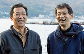 祖父や父の代から干物づくりを受け継いだ藤長商店の藤田法彦さん（左）と小澤商店の小澤紳一郎さん（右）。