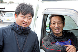 JA長崎せいひ営農販売部の小林大輔さん（左）とゆでぼし大根部会の部会長を務める生産者の上野哲郎さん（右）