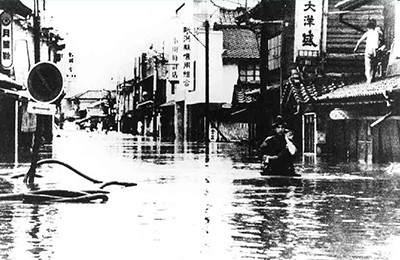 甚大な被害をもたらした「羽越水害」（提供：村上市／『洪水魔荒川 8.28羽越水害の記録』）。