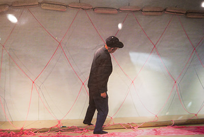 2014年、網大工・兼田四郎さん（中央）が復元した「鯨網」