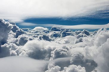 分厚い乱層雲を抜けた先に広がる別世界。飛行機の窓からは地上では見られない、雲のほんとうの姿が見られる