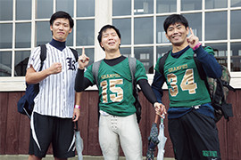 名古屋から車に乗って参戦した倉田秀健さん（左）、岡田銀河さん（中）、堀田繁さん（右）。