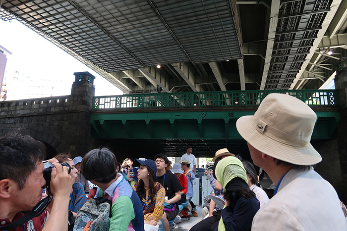 橋の構造を見る参加者
