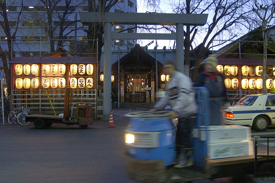 東京築地の波除神社冬の朝、あらかたの仕事が終わったころ、うっすら夜が明けてくる。祈願すれば、資源回復をかなえてくれるだろうか。