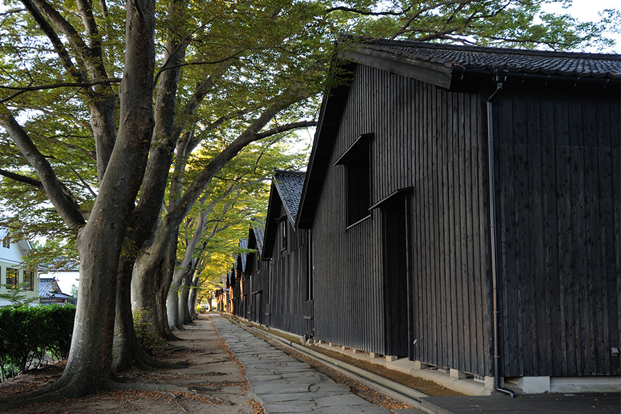 酒田市内を流れる新井田川の中州（山居島）に、1893年（明治26）から4年間かけて計14棟建てられた山居倉庫。