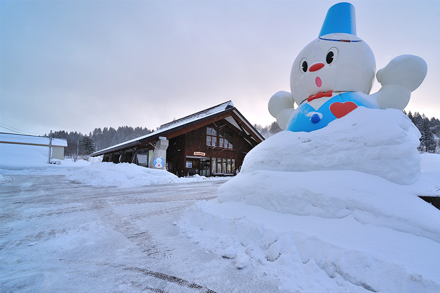 〈雪だるま物産館〉。隣接した農畜産物集出荷施設の雪室で貯蔵した農産物を販売している。