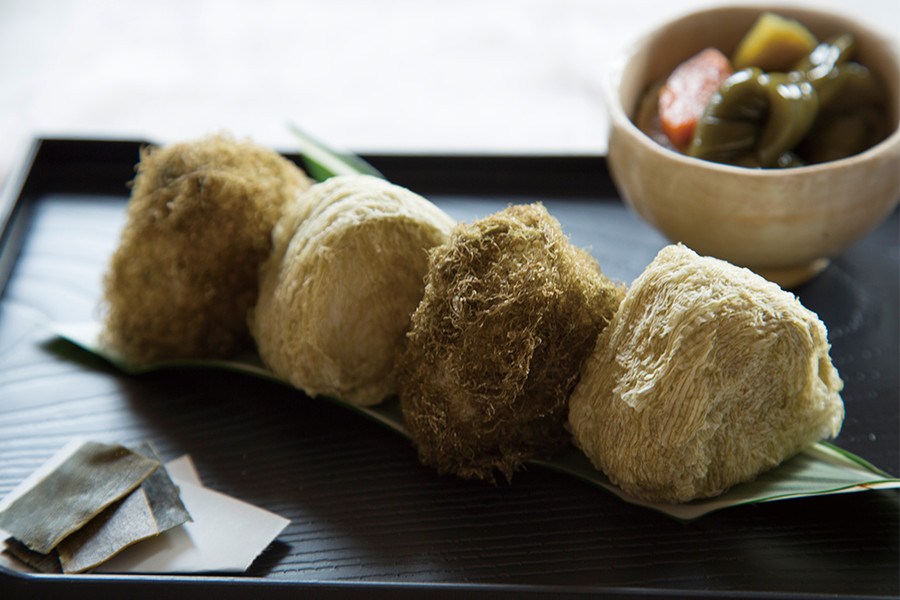 昆布のとれない富山県だが、今でもおにぎりには海苔ではなくとろろ昆布を巻く 撮影協力：株式会社四十物（あいもの）昆布