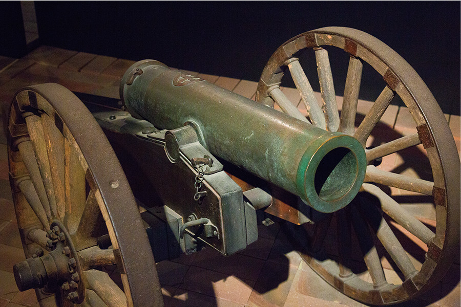 1863年（文久3）の薩英戦争で使われた「十文字砲」。砲身には島津家の家紋「丸十紋」が刻まれている　撮影協力：尚古集成館