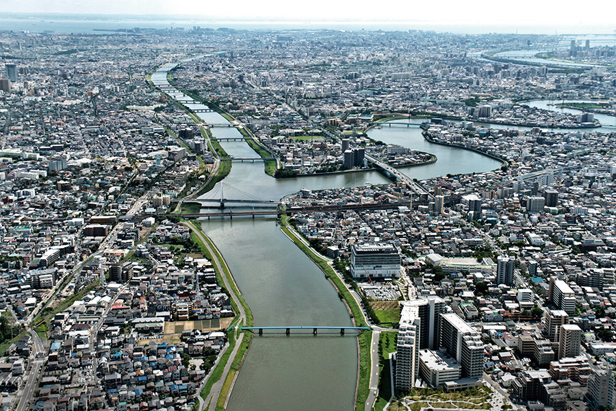 東京の東部を流れる荒川と、荒川の左岸から合流する中川（提供：葛飾区）