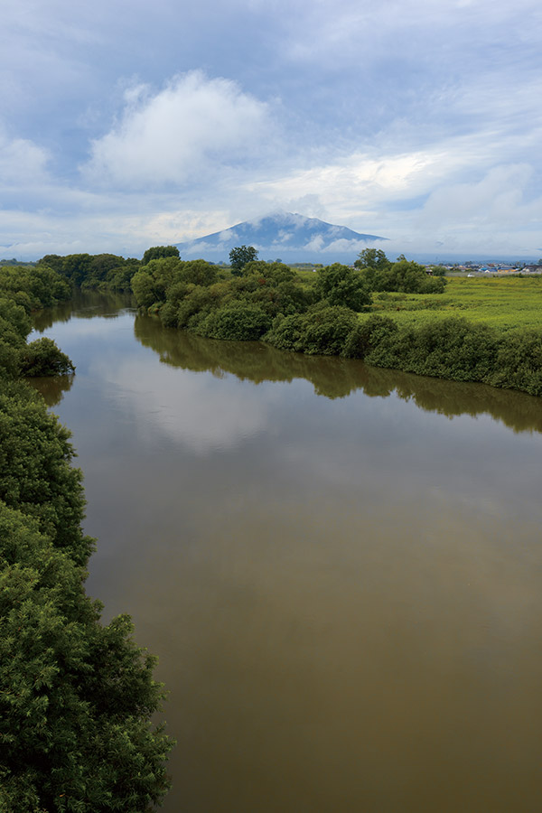 2018年で河川改修が始まって100年を迎えた岩木川。遠くに見えるのは「津軽富士」とも呼ばれる岩木さん（1625m）
