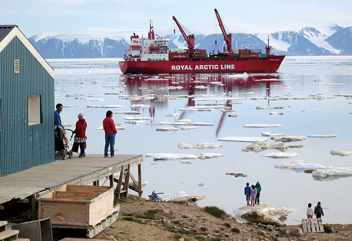 年に2回到着するという輸送船を眺めるカナックの住民たち。温暖化で海氷に閉ざされる期間が短くなると、利便性は高まる