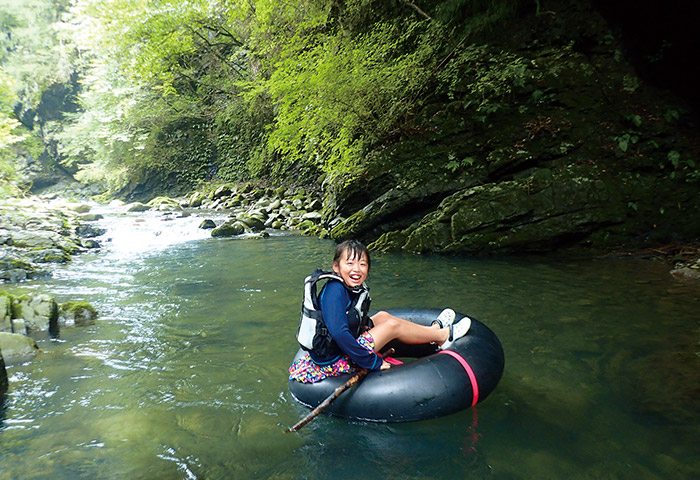 谷さんが河川体験プログラムを開発している土器川上流域。香川県では珍しい渓流での遊びに子どもの顔もほころぶ 撮影：谷光承さん