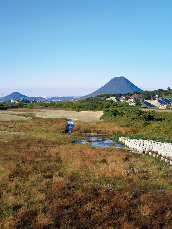 水量が豊富とはいえないものの讃岐平野を潤す貴重な河川「土器川」。後ろにそびえるのは讃岐富士という別名をもつ飯野山（標高422m）