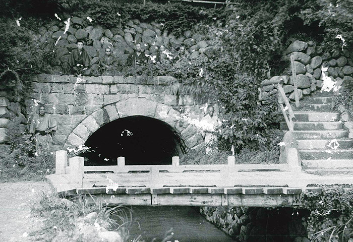 1931年（昭和6）7月、豪雨災害により隧道内部が崩落し、大規模な復旧工事を実施した「川上繰穴隧道」。写真は竣工時の様子