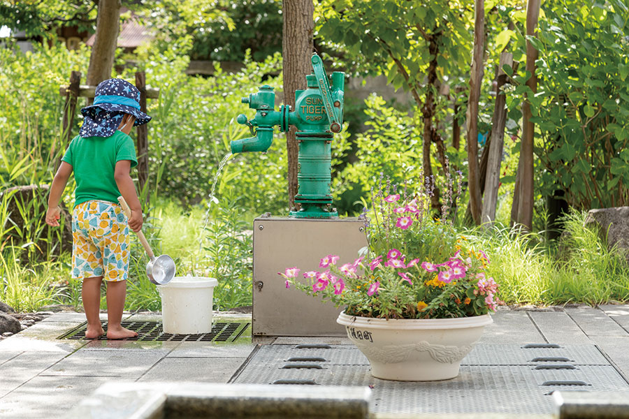 夏の盛りに井戸の水で遊ぶ子ども（長野県松本市）