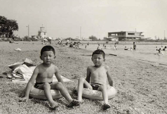 滋賀県長浜市にかつてあった大島水泳場で遊ぶ幼少期の三和伸彦さん（右）と双子の弟（左）　提供：三和伸彦さん