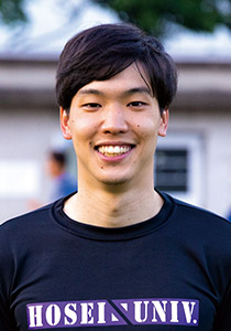 陸上競技部長距離チームトレーナーの鴇田昌也さん。選手たちをケア