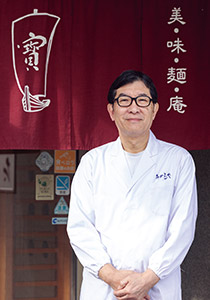 福井県麺類業生活衛生同業組合の理事長、宝山栄一さん。そば店「たからや」を営む