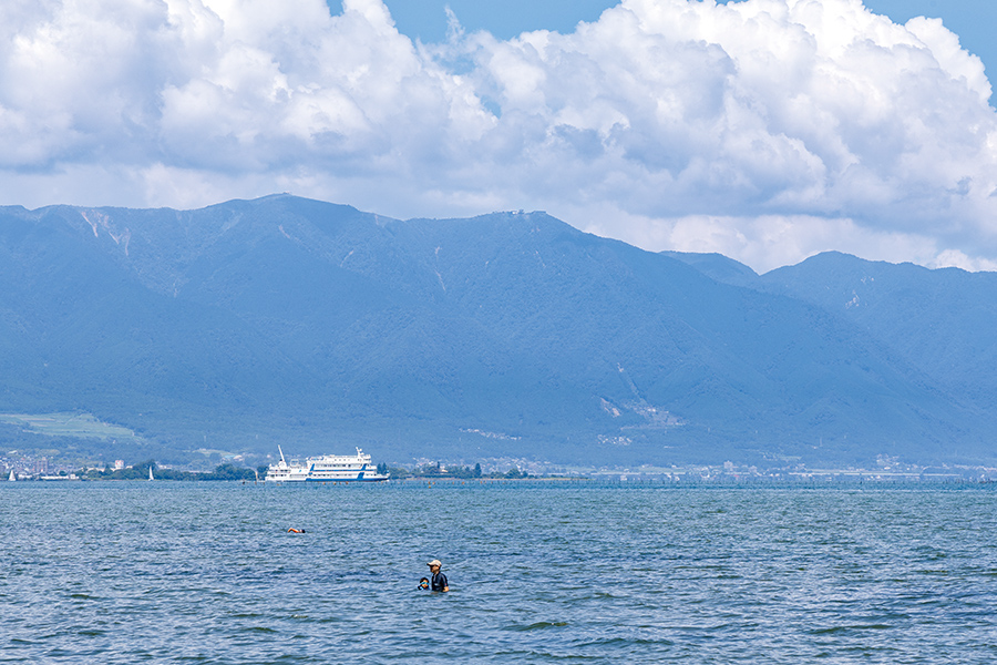 湖上を進む学習船「うみのこ」。滋賀県内の小学校5年生は船上で1泊2日の体験型教育を受ける