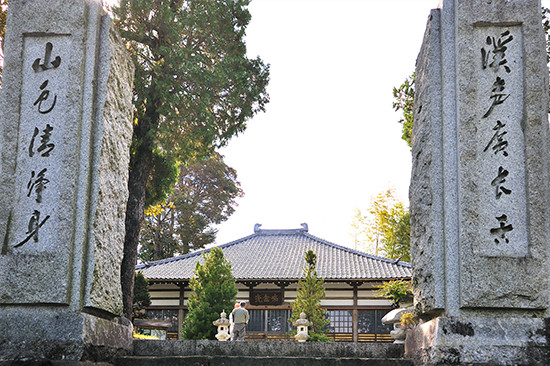 臨済宗円覚寺派の珠明寺は、1420年（応永27）、円覚寺117世の蘭室妙薫禅師と室町幕府の関東管領の上杉憲實によって開創された。