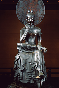 飛鳥時代における彫刻の最高傑作とされる中宮寺の国宝『菩薩半跏像（ぼさつはんかぞう）』