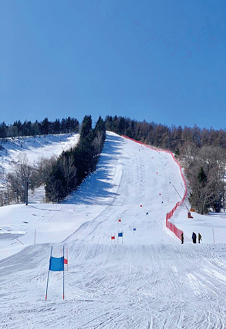 スキー、スノーボードをはじめとするスノースポーツ。寒冷かつ高地で行なうため、平地とは条件が異なる